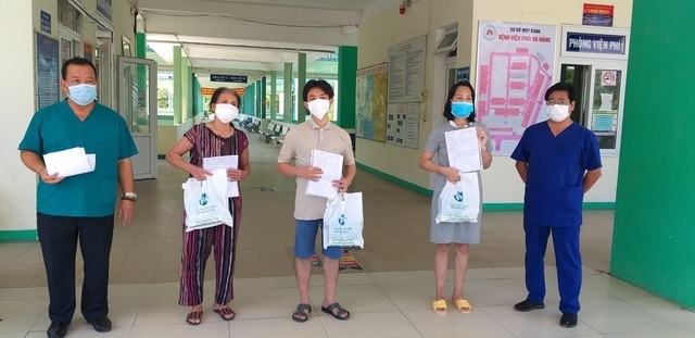 
Bệnh nhân được công bố khỏi bệnh ở Đà Nẵng (Ảnh: Dân Trí)
