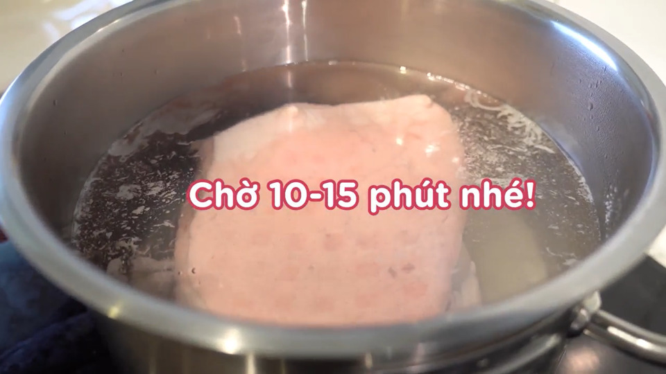  
Ngâm thịt trong nước ấm 60 độ C từ 10 đến 15 phút.