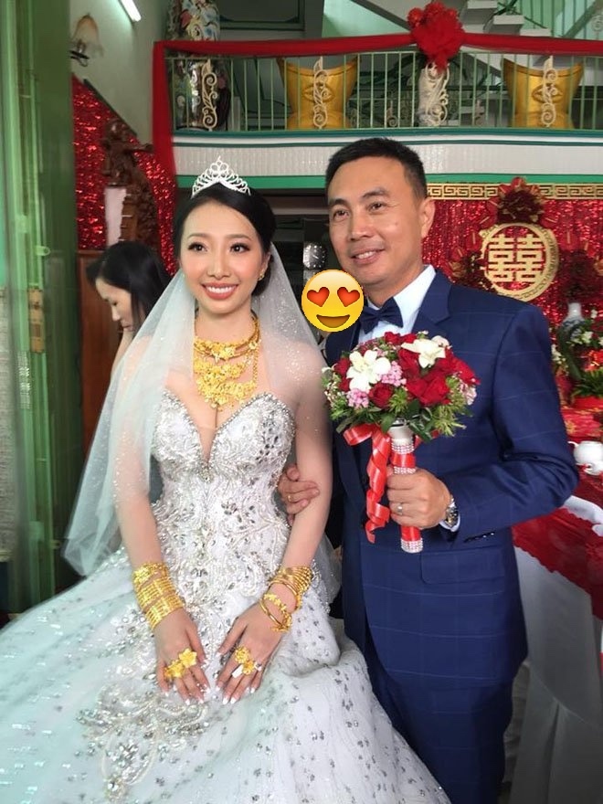 Cẩm Duyên đeo đến 30 cây vàng trong ngày trọng đại bên chú rể người Singapore. (Ảnh: Anninhthudo)