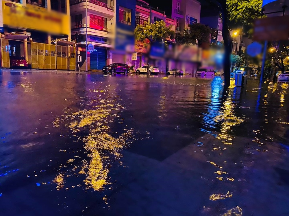  
Nhiều tuyến đường ở Đà Nẵng ngập lênh láng nước. (Ảnh: FB: Đà Nẵng).