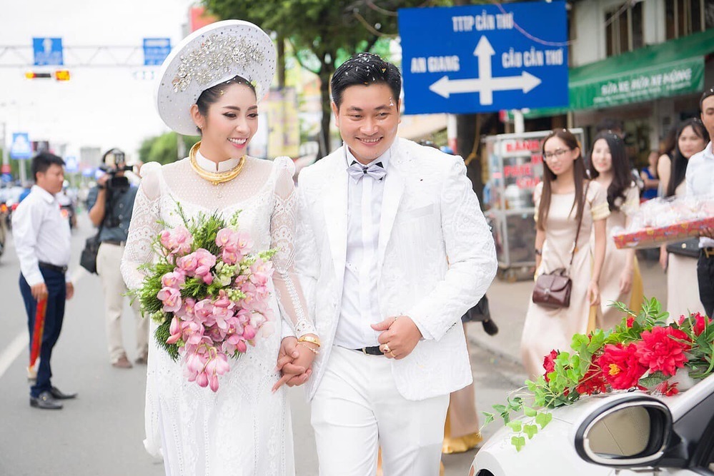  
Hoa hậu Đại dương 2014 hạnh phúc trong ngày cưới cùng chồng năm 2018. (Ảnh: FBNV) - Tin sao Viet - Tin tuc sao Viet - Scandal sao Viet - Tin tuc cua Sao - Tin cua Sao