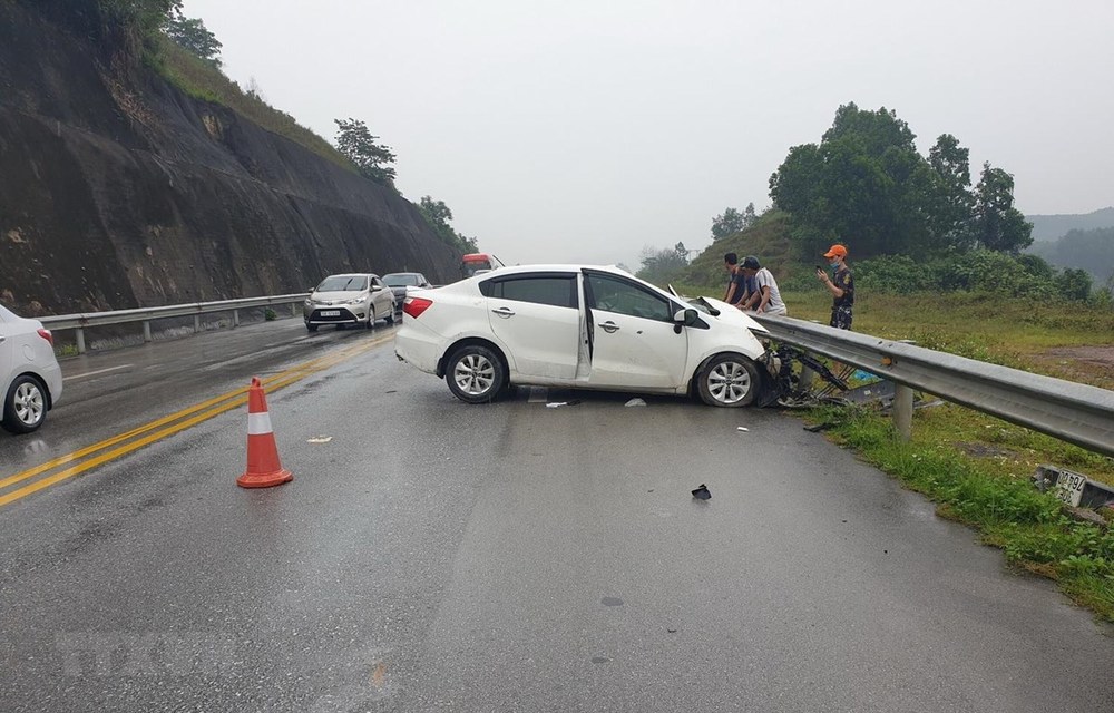  
Một vụ tai nạn giao thông trên đường quốc lộ. (Ảnh: TTXVN).