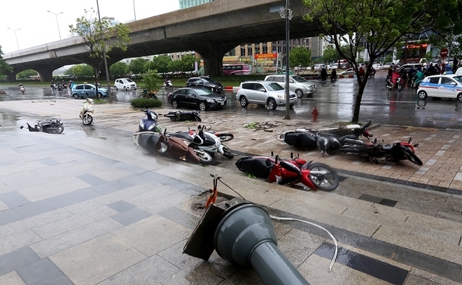 
Gió giật mạnh khiến xe máy đổ ngổn ngang trên phố. (Ảnh: Vietnamnet).