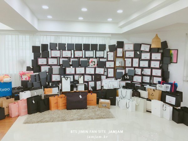  
Những món quà mà thần tượng nhận được từ fan hâm mộ (Ảnh Naver)