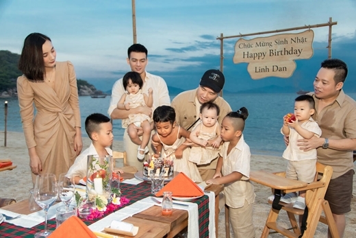  
Gia đình Đỗ Mạnh Cường ăn diện sành điệu mừng sinh nhật công chúa nhỏ Linh Đan. Ảnh: FB Đỗ Mạnh Cường - Tin sao Viet - Tin tuc sao Viet - Scandal sao Viet - Tin tuc cua Sao - Tin cua Sao