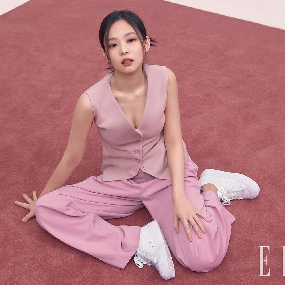  
Jennie đã từng diện mẫu trang phục này trên tạp chí Elle (Ảnh: Twitter).