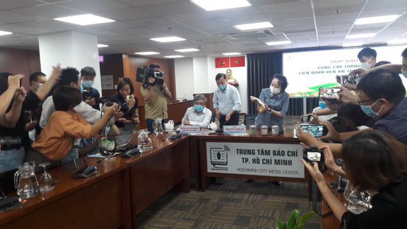  
Hình ảnh tại buổi họp báo liên quan vụ ngộ độc pate Minh Chay diễn ra chiều 1/9. (Ảnh: Tuổi Trẻ).