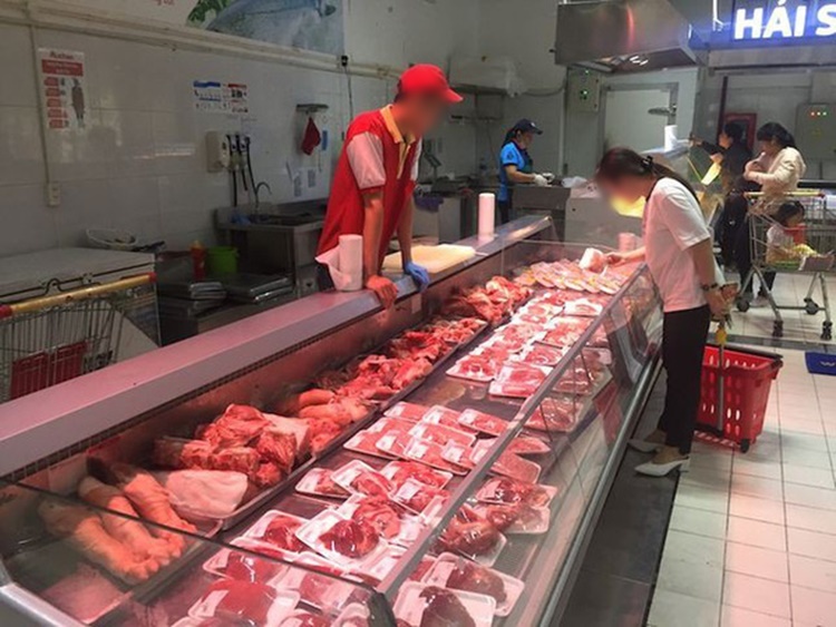  
Người tiêu dùng chọn mua thịt lợn trong siêu thị (Ảnh: VTV)