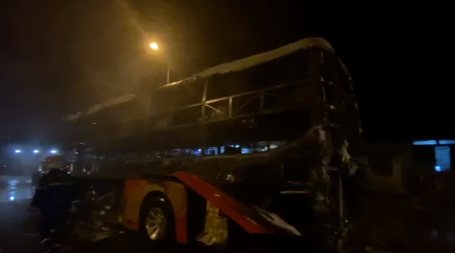 
Sau khi được dập tắt đám lửa, chiếc xe khách chỉ còn lại phần khung sắt. (Ảnh cắt từ clip)
