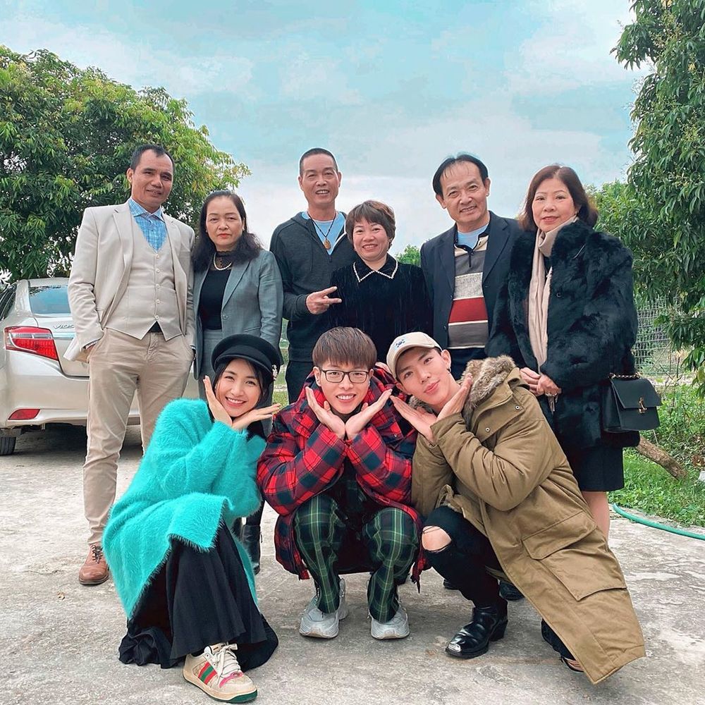 
Trong dịp Tết Nguyên đán 2020, cả ba gia đình gặp nhau và họ chụp ảnh kỷ niệm sum vầy đông đủ. (Ảnh: FBNV) - Tin sao Viet - Tin tuc sao Viet - Scandal sao Viet - Tin tuc cua Sao - Tin cua Sao