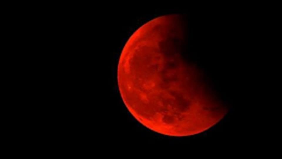 
Hình ảnh mặt trăng màu đỏ khiến nhiều người thích thú (Ảnh: FB Chuyện của Hà Nội)