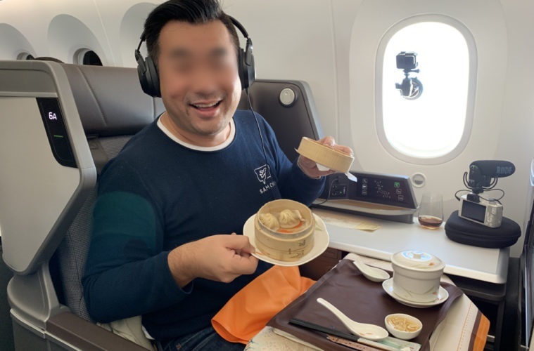  
Một hành khách thích thú tận hưởng chuyến bay không điểm đến của hãng EVA Air. (Ảnh: Ding Tai Fung)