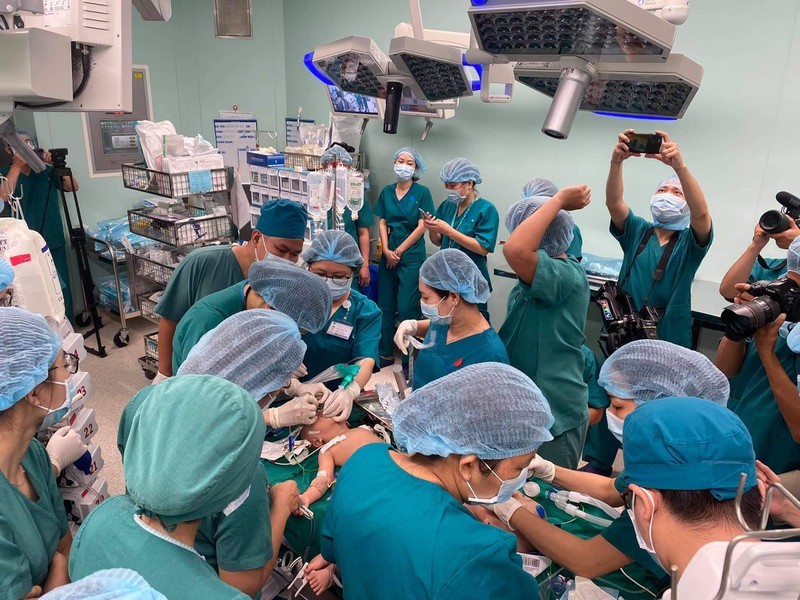Ca phẫu thuật tách rời của cặp song sinh Trúc Nhi - Diệu Nhi với gần 100 bác sĩ tham gia. (Ảnh: Pháp Luật Online).