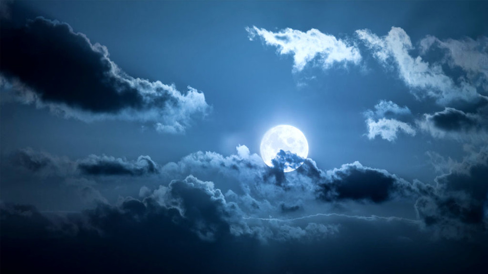  
Hiện tượng “mặt trăng xanh” hiếm thấy trên bầu trời. (Ảnh: Adobe stock)
