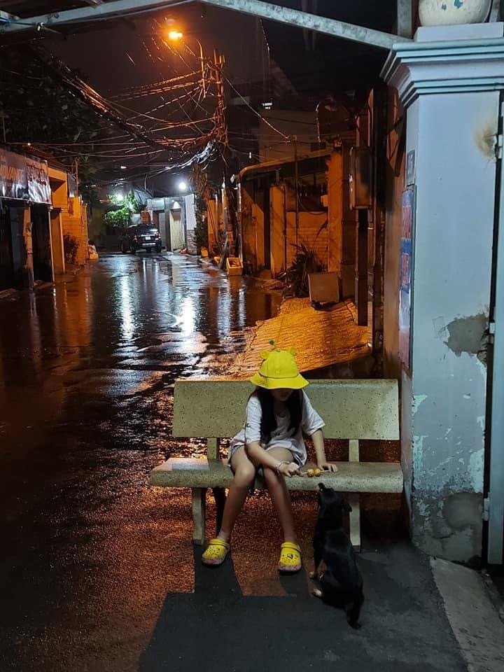  
Hành động này thật sự đã lan toả ấm áp đến nhiều người trong đêm mưa ẩm ướt và lạnh lẽo. (Ảnh: FB L.T/C.H.M.P) 