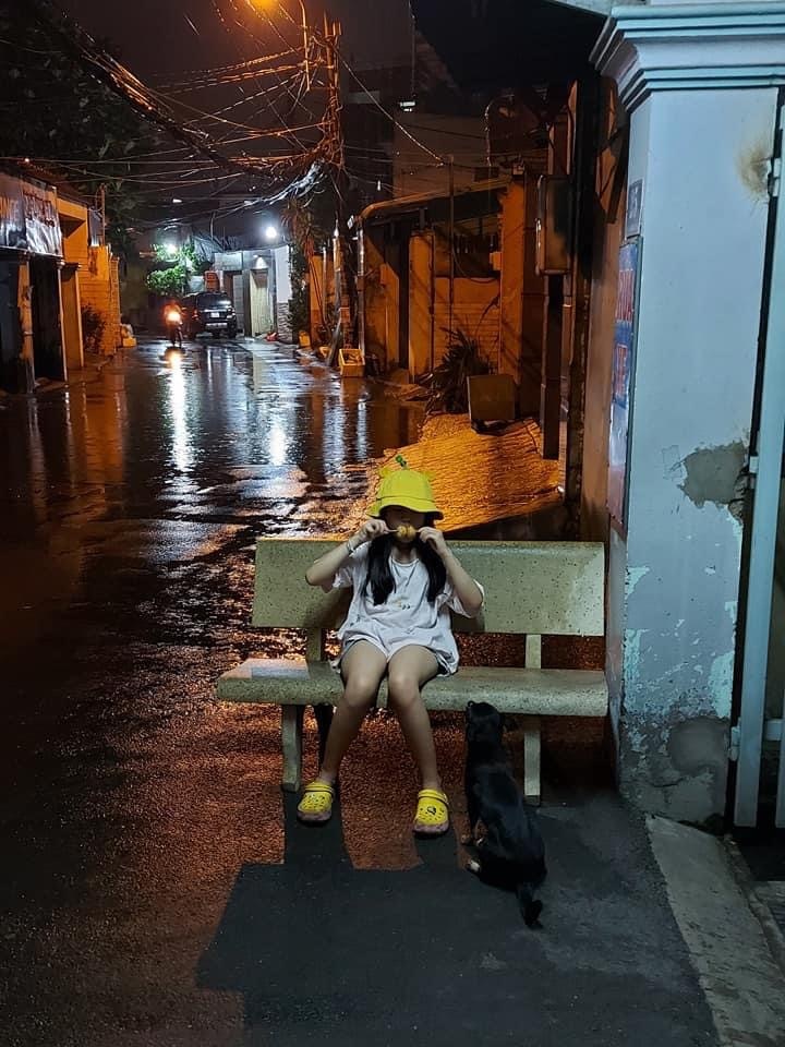  
Cô bé đội nón vàng tỉ mỉ bón từng viên cá chiên cho chú cún con tên thỏ trắng. (Ảnh: FB L.T/C.H.M.P)