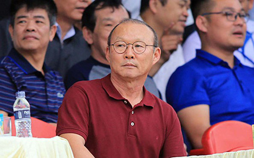 Thầy Park dự khán một trận đấu thuộc V-League. (Ảnh: Dân Việt).