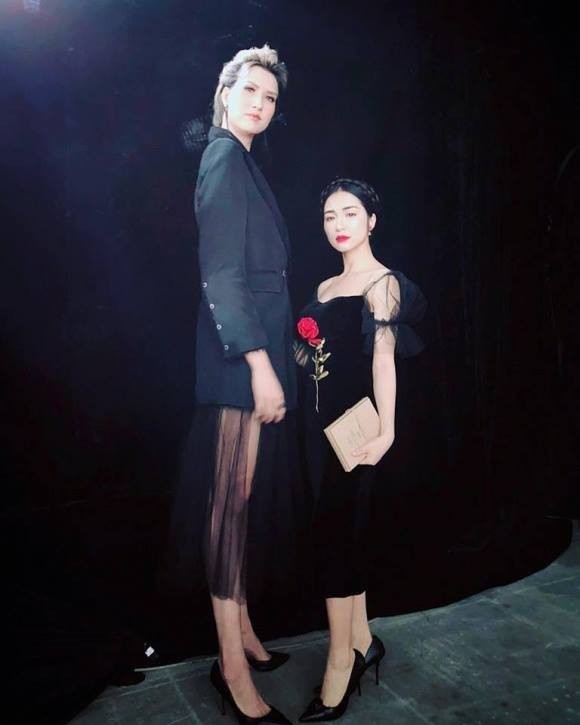 
Ca sĩ không ngại đứng cạnh Hồng Xuân - nữ người mẫu cao nhất Việt Nam. (Ảnh: FBNV)