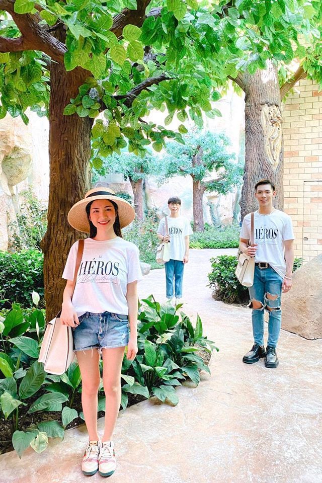 
3 thành viên mặc đồ đôi và đeo 3 mẫu túi Burberry giống hệt nhau trong chuyến du lịch ở Phú Quốc. (Ảnh: FBNV) - Tin sao Viet - Tin tuc sao Viet - Scandal sao Viet - Tin tuc cua Sao - Tin cua Sao