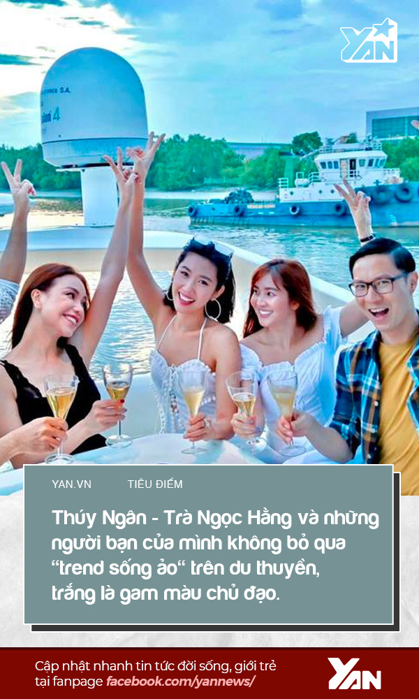  
Thúy Ngân - Trà Ngọc Hằng và những người bạn của mình không bỏ qua "trend sống ảo" trên du thuyền, trắng là gam màu chủ đạo. (Ảnh: FBNV)