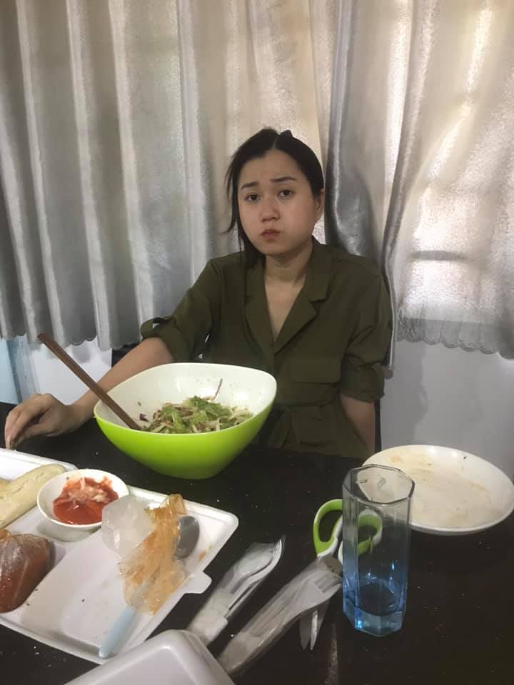
Trước đây, Hứa Minh Đạt cũng chụp lén khi vợ đang ăn, phần miệng phần đang chứa thức ăn và cô nhìn với ánh mắt không hiểu điều gì đang xảy ra. (Ảnh: FBNV) - Tin sao Viet - Tin tuc sao Viet - Scandal sao Viet - Tin tuc cua Sao - Tin cua Sao