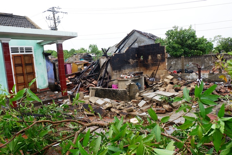  
Hình ảnh ngôi nhà tại Thừa Thiên - Huế bị sập do mưa lớn (Ảnh: Nhân Dân)