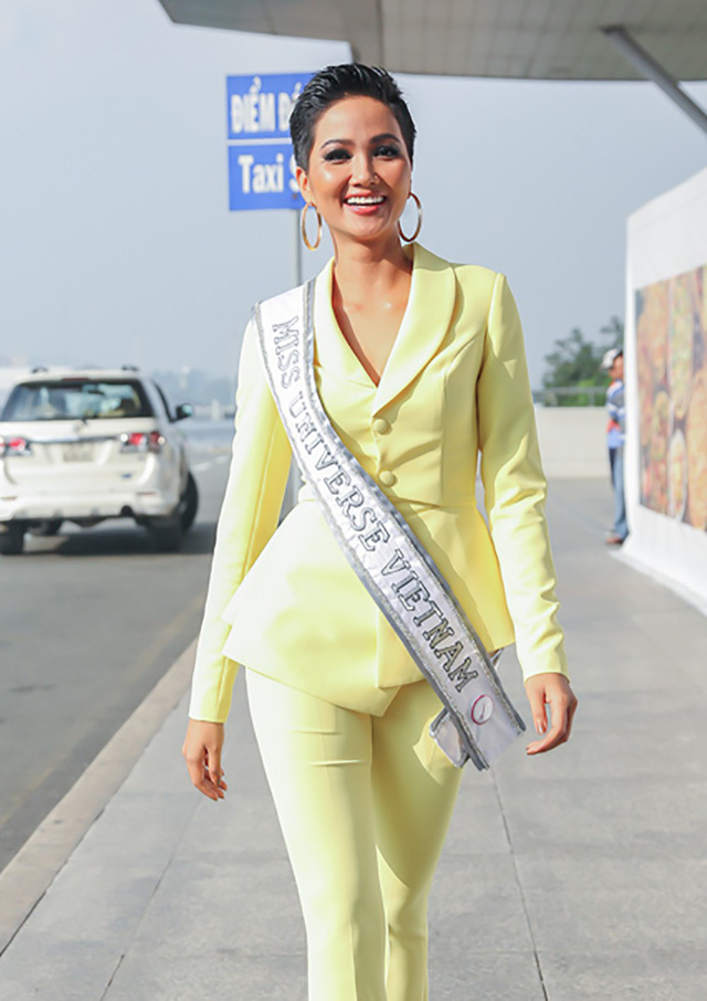 
H'Hen Niê diện vest trước khi lên đường dự thi Miss Universe 2018. (Ảnh: FBNV)