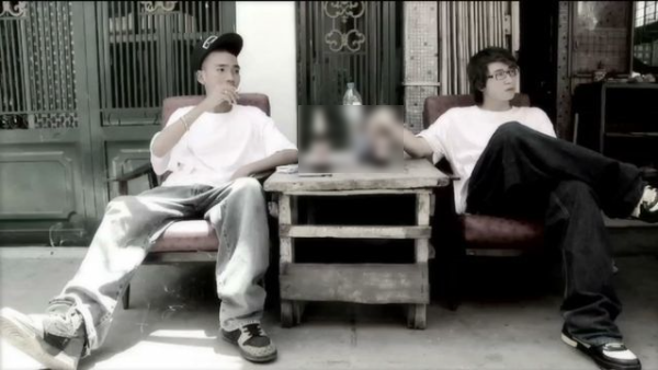 
Hình ảnh Karik và Wowy "bụi đời" trong MV Khu tao sống (Ảnh: Chụp màn hình).