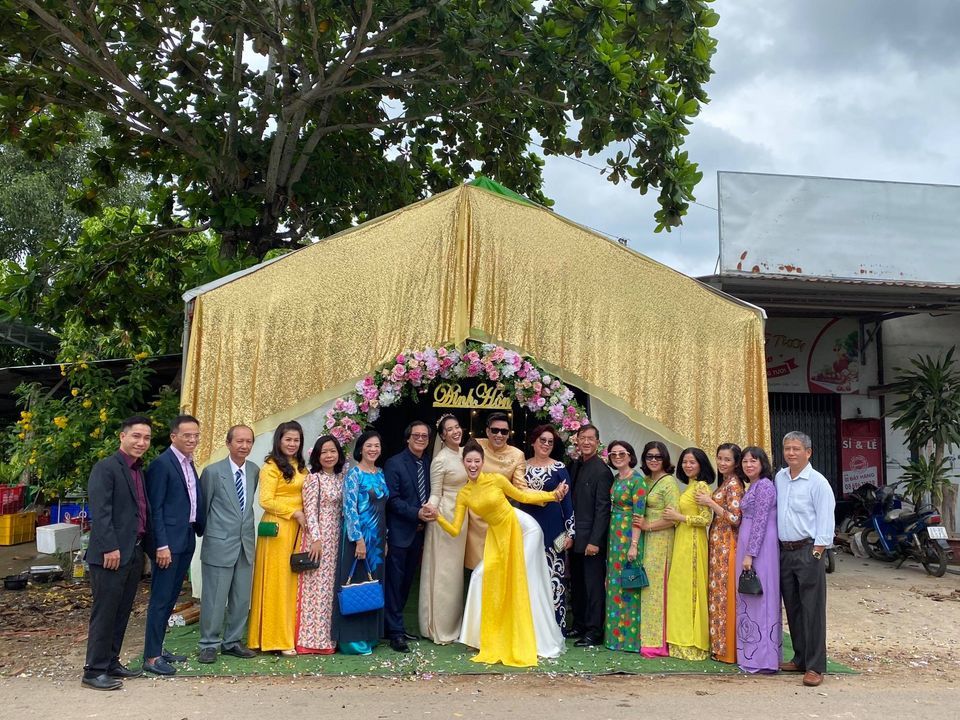 
Gia đình hai bên trong ngày lễ đình hôn của anh trai Khánh Vân. (Ảnh: FBNV)