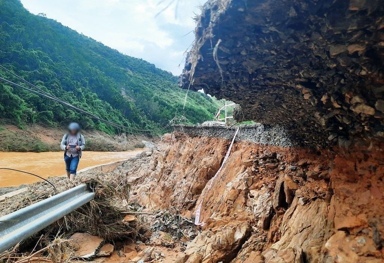 
Mưa lũ do bão số 5 đã khiến một tuyến đường ở huyện Tây Giang, tỉnh Quảng Nam bị hư hỏng nặng. (Ảnh: Thanh Niên)