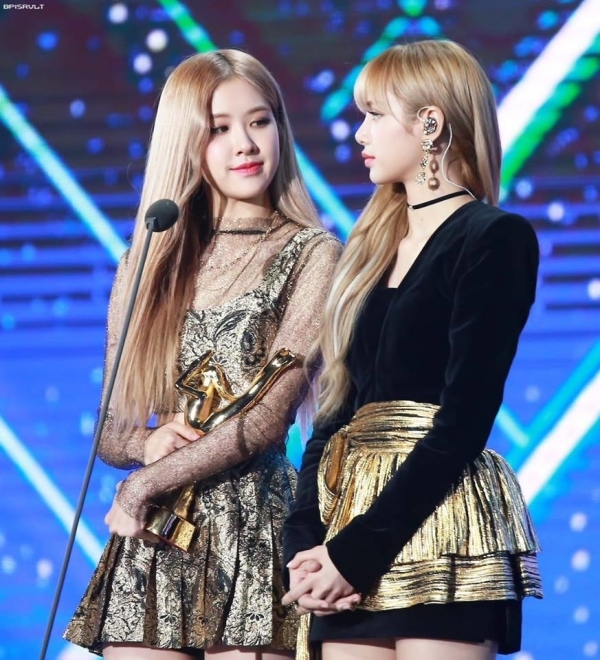 Rosé và Lisa đang trở thành hai cô nàng hot nhất Kpop hiện nay. Đừng bỏ lỡ cơ hội để chiêm ngưỡng bức ảnh ấn tượng của hai thành viên nhóm nhạc Blackpink!