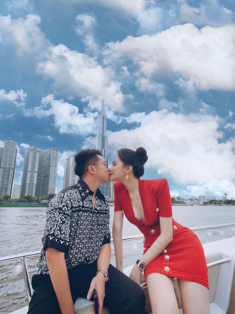  
Matt Liu hôn đắm đuối bạn gái Hương Giang trên du thuyền sang chảnh (Ảnh: FBNV). - Tin sao Viet - Tin tuc sao Viet - Scandal sao Viet - Tin tuc cua Sao - Tin cua Sao