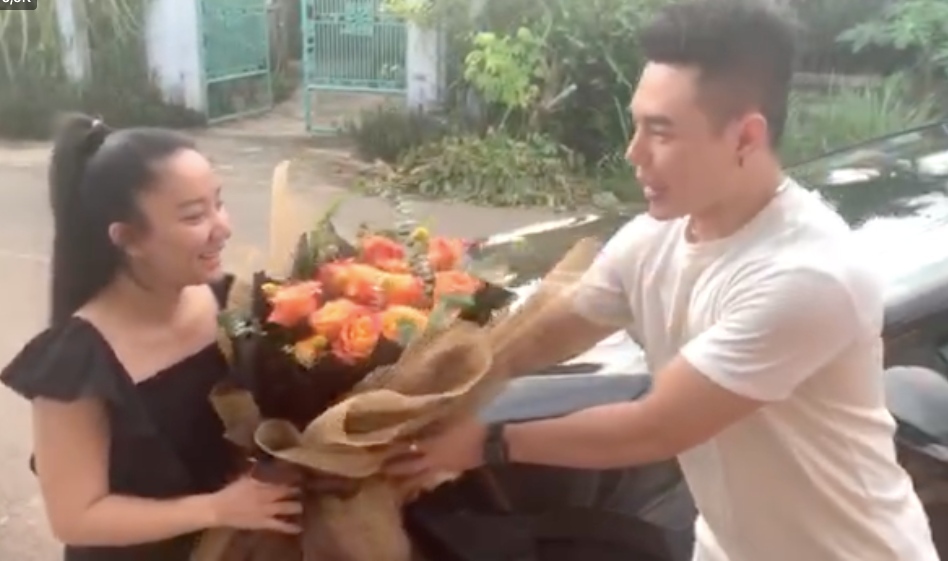  
Lê Dương Bảo Lâm tặng hoa cho vợ (Ảnh: Chụp màn hình).