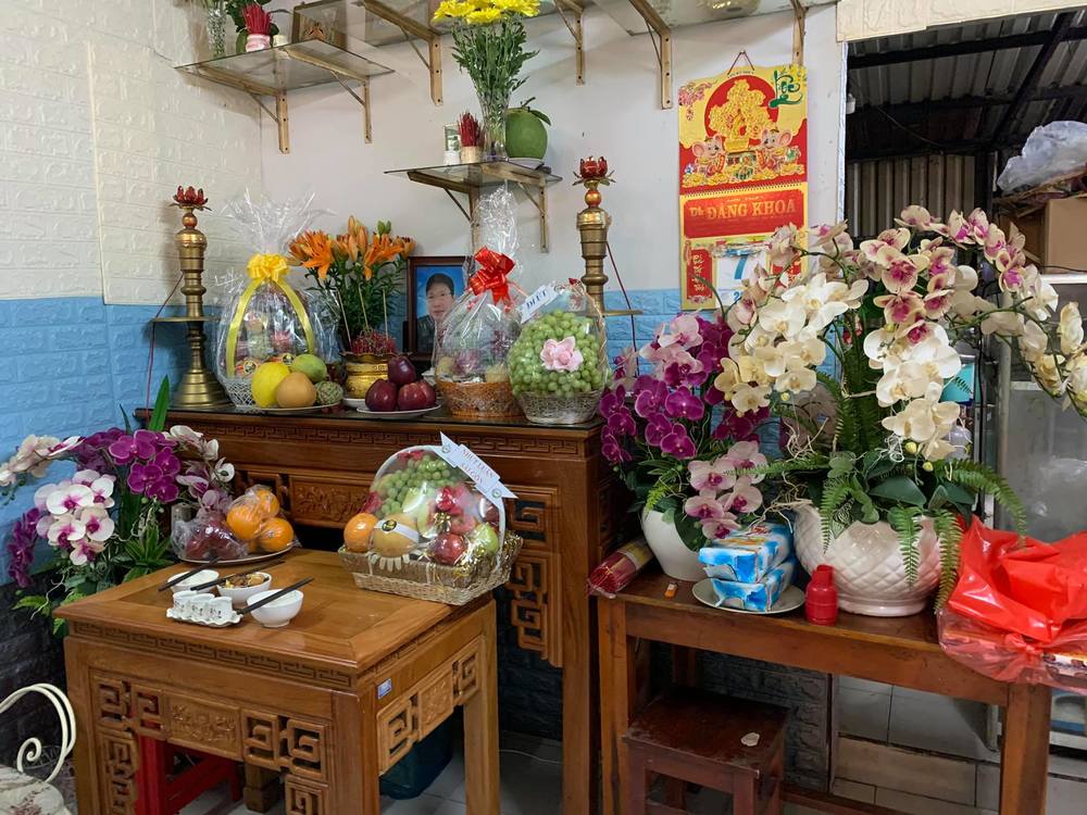 
Ngập tràn hoa và trái cây ngoại nhập được mang đến tận nơi để tưởng nhớ cố nghệ nhân. (Ảnh: FBNV) - Tin sao Viet - Tin tuc sao Viet - Scandal sao Viet - Tin tuc cua Sao - Tin cua Sao