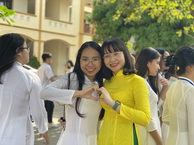  
Lớp trưởng 12C5, cô bạn Lê Linh Đan cũng gây ấn xuất sắc với học bổng toàn phần của 2 trường, trong đó có 1 ngôi trường thuộc top 5 đại học danh giá nhất Phần Lan (Ảnh: NVCC).