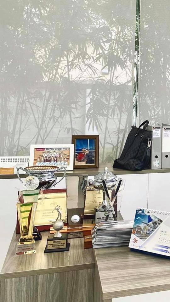  
Tấm ảnh kỷ niệm 2 tháng hẹn hò được Matt Liu để trân trọng vào khung hình và đặt ở một góc đẹp trên bàn làm việc (Ảnh: FBNV). - Tin sao Viet - Tin tuc sao Viet - Scandal sao Viet - Tin tuc cua Sao - Tin cua Sao