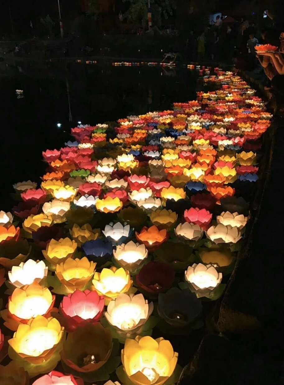  
Cùng người thương ước nguyện và thả đèn hoa đăng tại khu Thanh Đa. (Ảnh: @hienthu_lim)