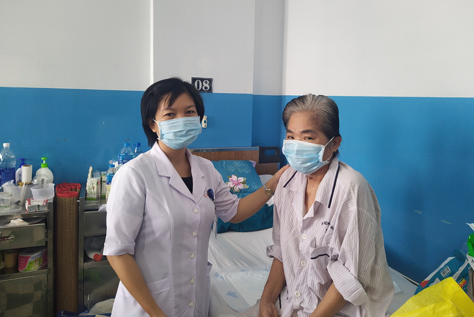 
Bác sĩ Nguyễn Thị Hồng Lan bên nữ bệnh nhân bị ngộ độc độc tố từ vi khuẩn Clostridium Botulinum. (Ảnh: Người Lao Động)