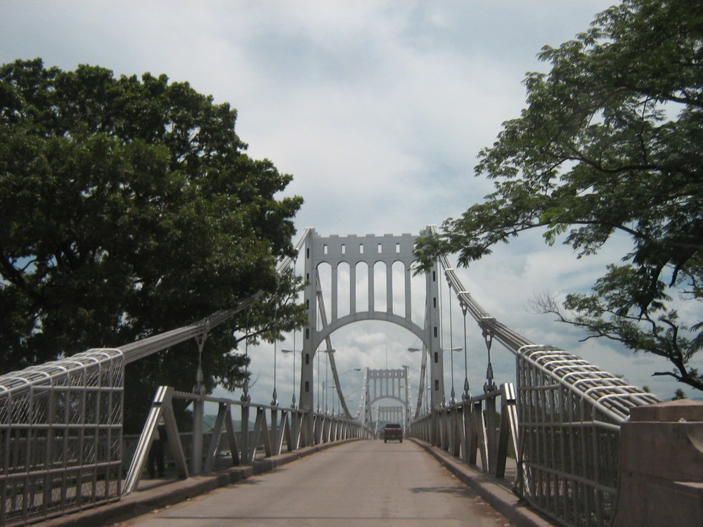  
Cây cầu hiện đại, kiên cố chống chọi với bão thời còn được hoạt động. (Ảnh: Pinterest)