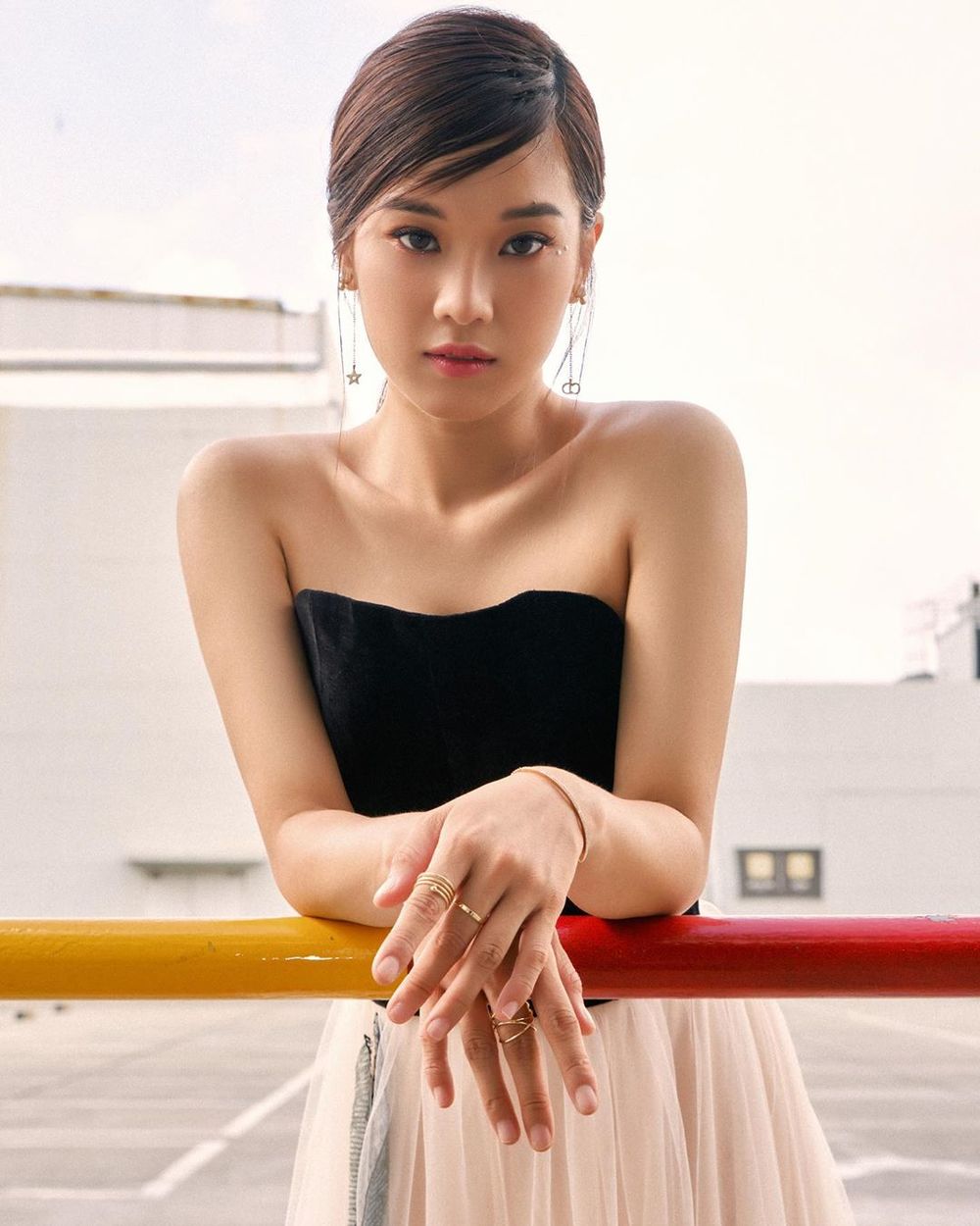  
Hoàng Yến Chibi trình làng bộ ảnh mới, ca sĩ diện áo cúp ngực với phần chân váy xòe. (Ảnh: Instagram nhân vật)