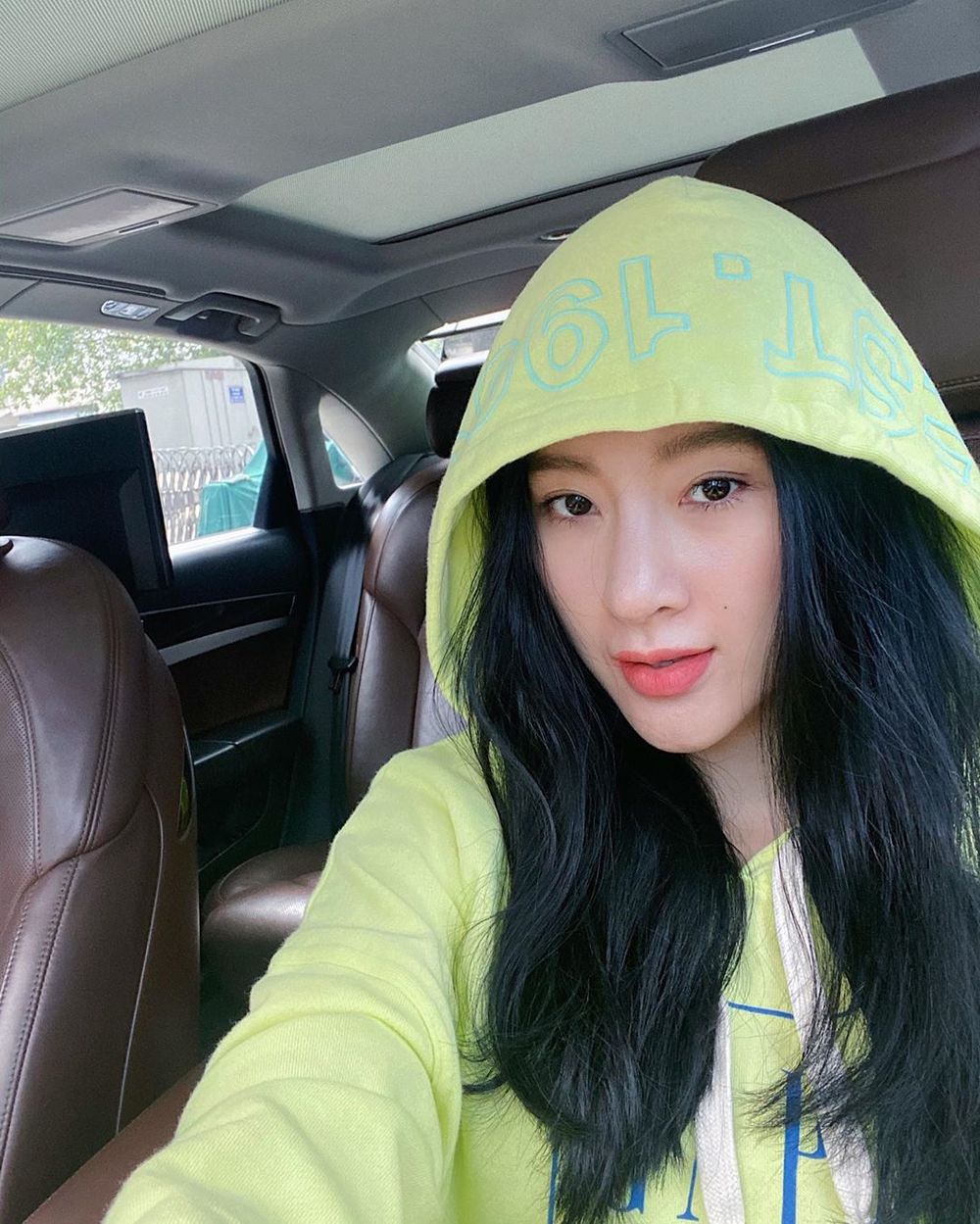  
Angela Phương Trinh sau một thời gian chỉ đăng ảnh diện đồ phật tử và áo dài bất đã quay trở lại với hoodie trẻ trung đúng độ tuổi. (Ảnh: Instagram nhân vật)
