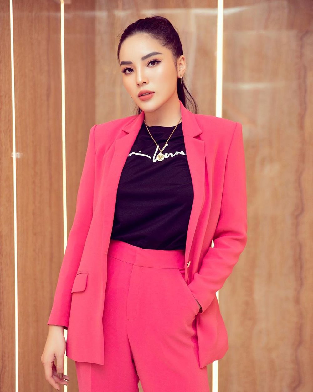  
Kỳ Duyên hiếm hoi xuất hiện với bộ vest hồng, tạo hình "tổng tài". (Ảnh: FBNV)