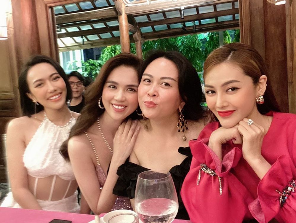  
Từ trái sang (Diệu Nhi, Ngọc Trinh, Phượng Chanel, Linh Chi) góp mặt trong buổi tiệc của "nữ hoàng nội y". (Ảnh: Instagram nhân vật)