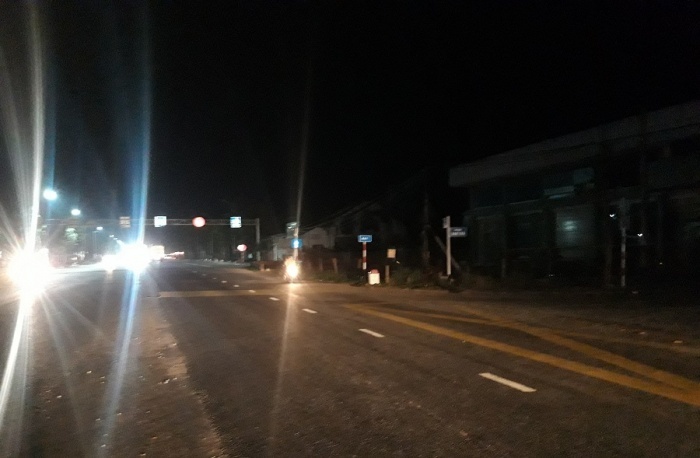 
Nhiều khu vực tại Huế 2 bên đường đều tối om vì mất điện. (Ảnh: Báo Giao Thông).