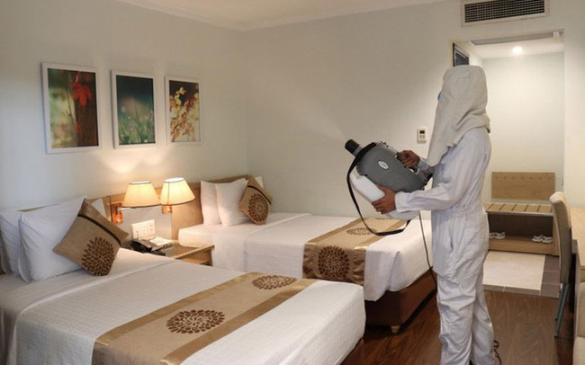  
Công tác khử khuẩn tại khách sạn cao cấp được chọn làm điểm cách ly có thu phí. (Ảnh: Tiền Phong)