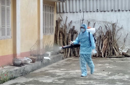 
Nhân viên y tế phun thuốc diệt côn trùng tại một khu vực miền núi. (Ảnh: Báo Bắc Kạn)