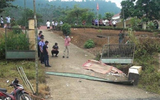  
Cổng trường mầm non tại xã Khánh Yên Thượng bị đổ sập. (Ảnh: VTC)