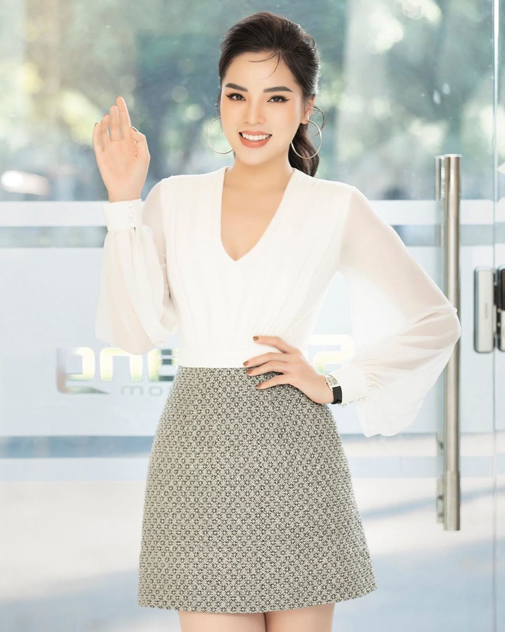 
Kỳ Duyên diện đồ thanh lịch, đeo đồng hồ tiền tỷ, trở lại với Hoa hậu Việt Nam 2020 với tư cách cố vấn. (Ảnh: Instagram nhân vật)