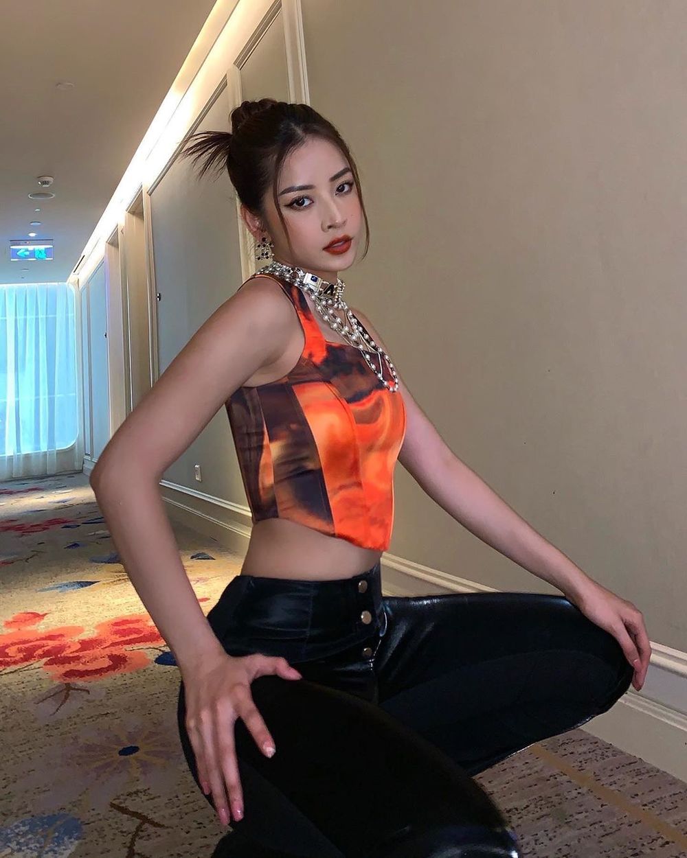  
Cô nàng diện mẫu áo tông cam với phần họa tiết loang lổ, đi cùng quần jean cạp cao. (Ảnh: Instagram nhân vật)