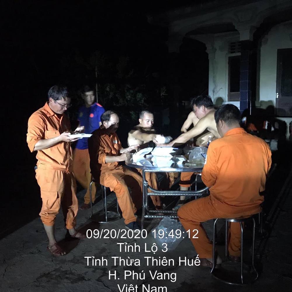  
Bữa tối muộn của nhân viên điện lực. (Ảnh: Thừa Thiên - Huế).